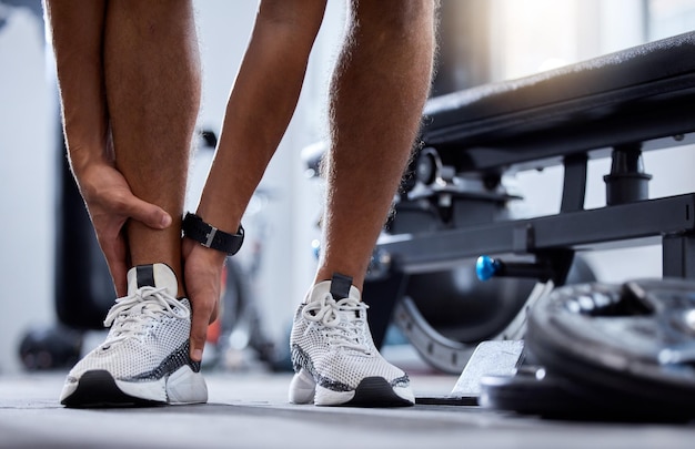 Fitness de las piernas del hombre y lesión en el tobillo en el gimnasio para entrenar accidentes deportivos o emergencias cardiovasculares Atleta persona anatomía muscular o fibromialgia traumatismo dolor en las articulaciones o bienestar de las piernas por el ejercicio