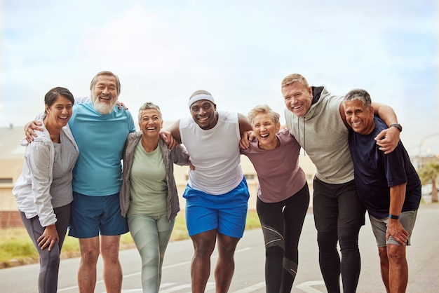 Fitness-Porträt und eine Gruppe von Freunden in der Stadt, die bereit sind für Training oder Training Face Sport und Teamarbeit von Senioren zusammen mit Trainern im Freien, die sich auf Joggen oder Cardio vorbereiten