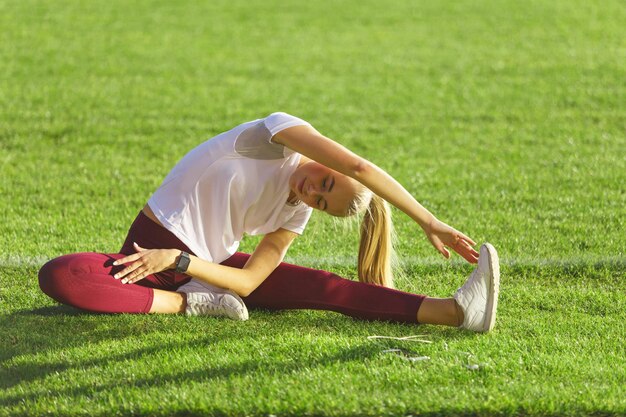 Fitness rubia mujer de pelo largo en