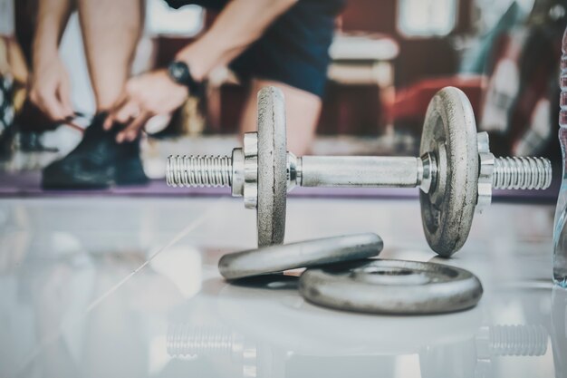 Fitness, rutina de ejercicios en casa en el gimnasio en casa. Concepto de entrenamiento muscular y motivación de fitness. Fitness en casa, concepto saludable.