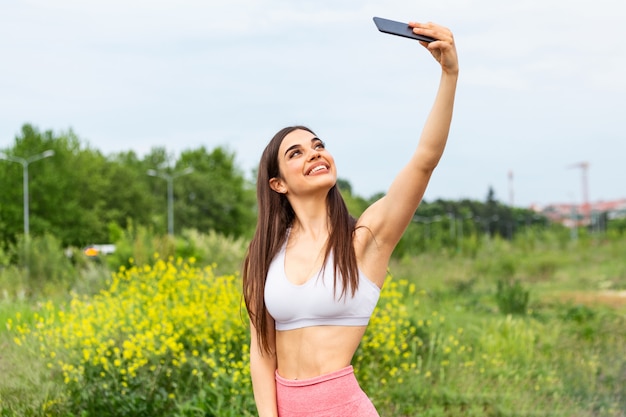 Fitness selfie mulher auto-retrato após treino.