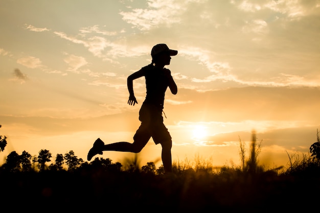 Fitness silueta amanecer correr concepto de bienestar de entrenamiento