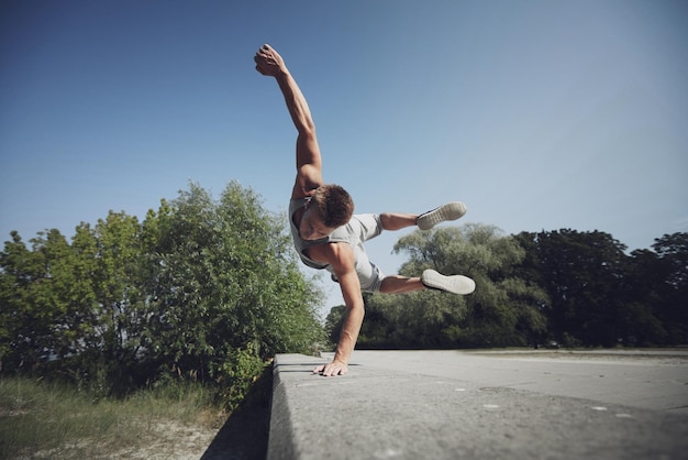 Fitness-, Sport-, Parkour- und People-Konzept - junger Mann springt im Sommerpark