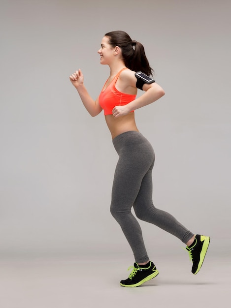 Fitness-, Sport- und Diätkonzept - schöne sportliche Frau beim Laufen oder Springen