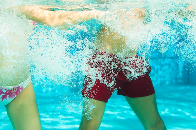 Fitness - Sport und Gymnastik unter Wasser im Schwimmbad oder Spa