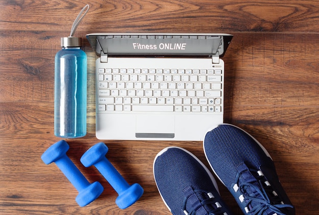 Fitness-Sportgeräte und Laptop Home-Online-Workout-Konzept Online-Fitnesstraining