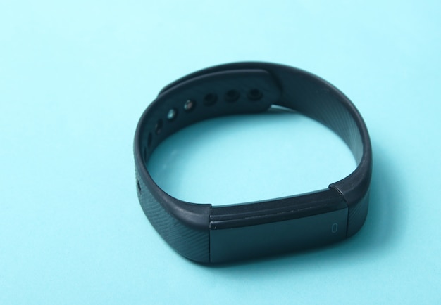 Fitness-Tracker auf blau.