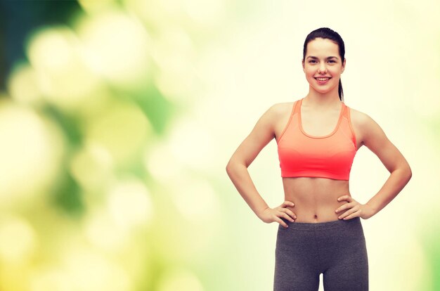 Fitness- und Ernährungskonzept - lächelndes Teenager-Mädchen in Sportbekleidung