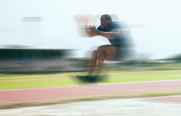 Fitness- und Hochsprungübungen für schwarze Männer im Stadion zum Trainieren oder Üben Sportgesundheit und männliche Athleten trainieren und springen für schnelle Leistungsausdauer und Wettkämpfe im Freien