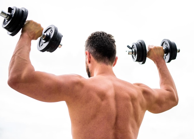 Fitness- und Sportgeräte athletischer Körper Dumbbell Fitness-Studio Mann Sportler Gewichtheben Steroide Muskulöser Rücken Mann trainiert morgens mit Langhantel Gesunde Lebensweise Mens Power