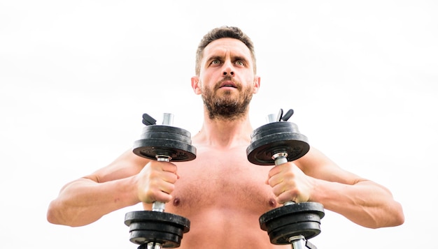 Foto fitness- und sportgeräte athletischer körper hantel-fitnessstudio-mann-sportler mit starken ab-torso-steroiden muskulöser mann, der mit langhantel-erfolg trainiert perfektes sixpack entschlossen zu gewinnen