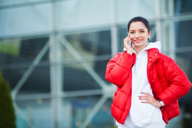 Fitness Woman tem uma pausa falando no telefone Conceito de esporte e estilo de vida saudável