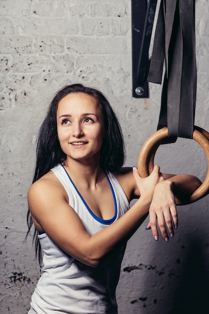 Fitness woMan Trainingsarme mit Gymnastikringen im Fitnessstudio