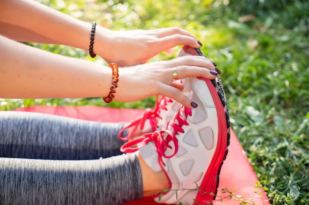 Fitness Yoga Mädchen macht Übungen im Freien