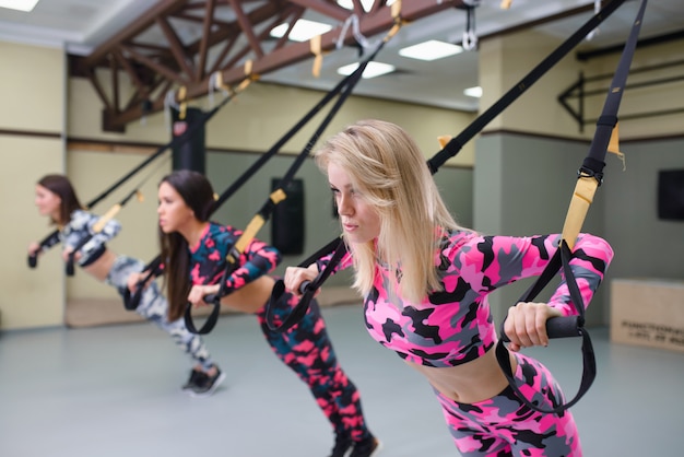 Fitnessfrau, die Übungen im Fitnessstudio macht