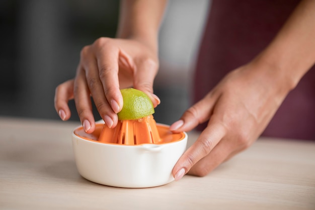 Foto fitnessfrau, die einen gesunden fruchtsaft vorbereitet