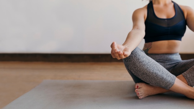 Fitnessfrau in Padmasana-Pose