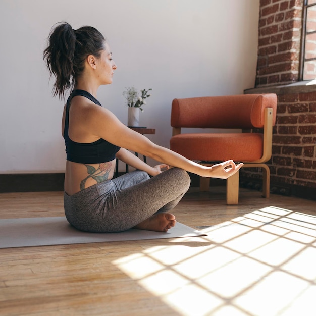 Fitnessfrau in Padmasana-Pose