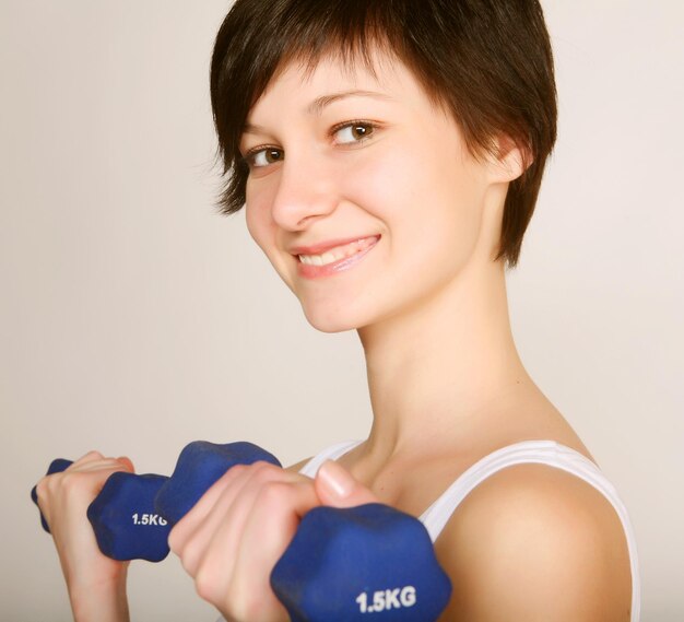 Fitnessfrau mit Hanteln