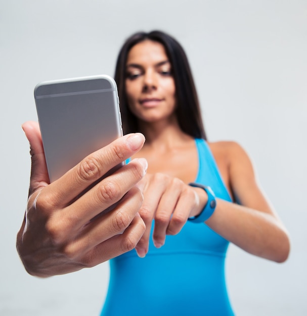 Fitnessfrau mit Smartphone