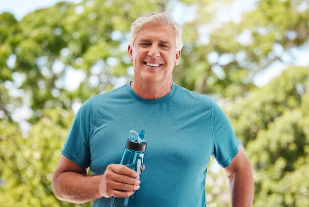 Fitnessgarten und ein älterer Mann mit Wasserflasche Übung und Hydrat im Ruhestand Gesundheit Natur und Training ein glücklicher älterer Mann aus Kanada mit einem Lächeln, der an einem Sommertag im Park im Freien steht