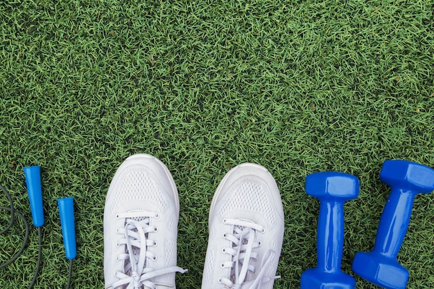 Fitnessgeräte auf grünem Gras Hintergrund Sportgeräte Sportaccessoires auf Gras Konzept der Sportfitness