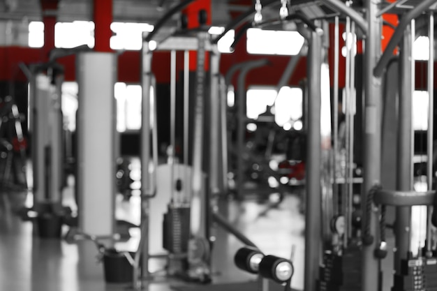Fitnessgeräte im modernen Fitnessstudio verschwommene Sicht