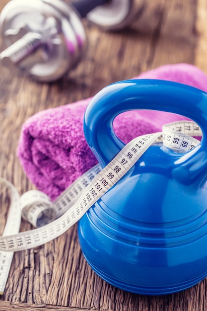 Foto fitnessgeräte. kettlebell hanteln handtuch wasser und maßband.