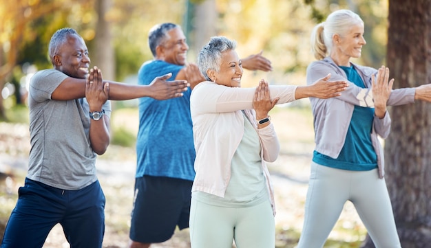 Foto fitnessgruppe und ältere menschen dehnen sich vor einer übung in einem outdoor-park oder im natursport, wellness und ältere freunde machen vor dem gemeinsamen training im garten ein armaufwärmtraining