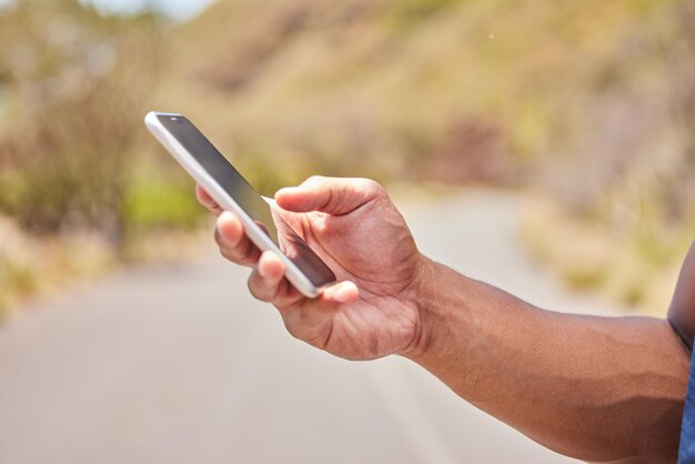 Fitnesshand oder Läufer mit Telefon für soziale Medien oder Standort beim Training oder Training auf der Straße Entspannen Sie sich bei der Suche oder Nahaufnahme eines Athleten, der online in der mobilen App nach dem Standort tippt, um mit dem Laufen zu beginnen