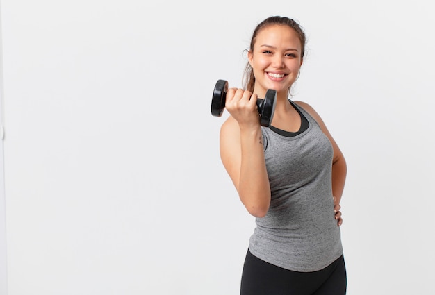 Fitnesskonzept der jungen hübschen Frau