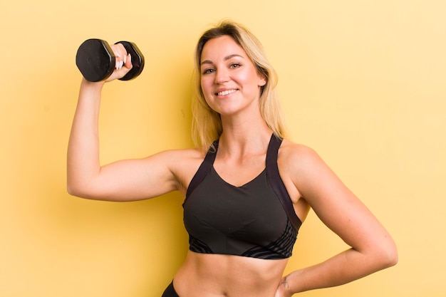 Fitnesskonzept der jungen hübschen Frau