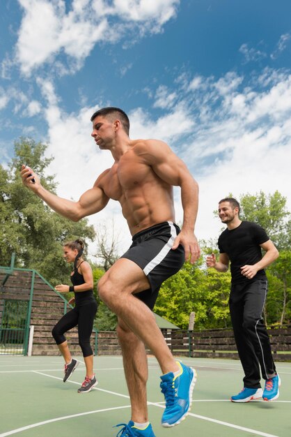 Fitnesslehrer mit Stoppuhr