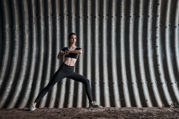 Fitnessmodel beim Outdoor-Training