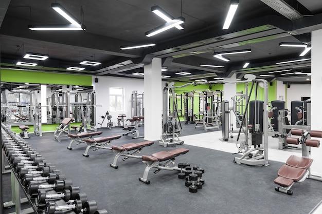 Fitnessraum mit Trainingsgeräten und schwarzer Decke