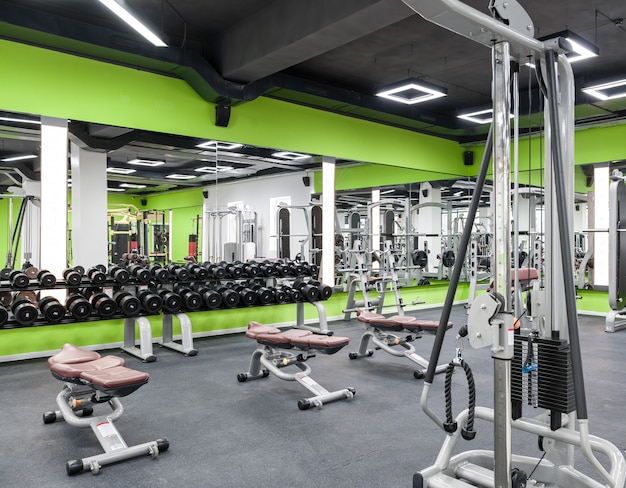 Fitnessraum mit Trainingsgeräten und schwarzer Decke