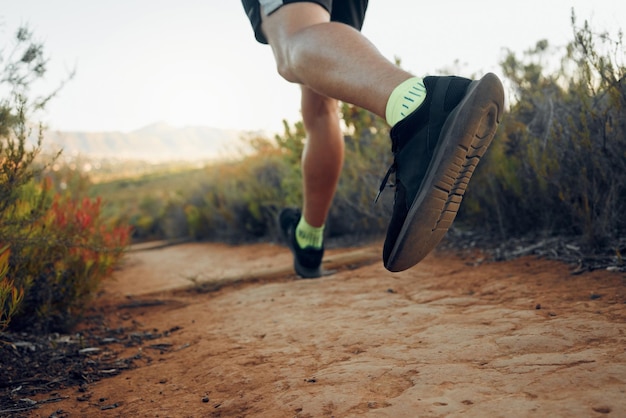 Fitnessschuhe und Läufer im Motivationssport für Gesundheitstraining und Trekking in der Natur im Freien Schuh des aktiven Sportlers im Berglauf für gesundes Wellness- und Sporttraining