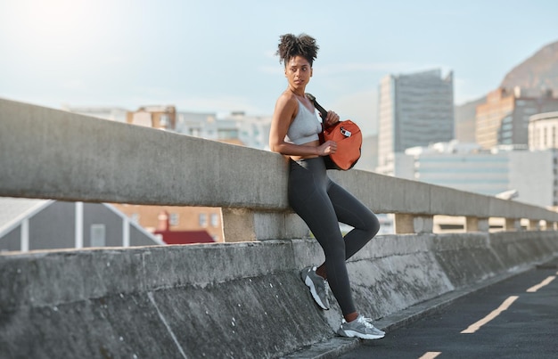 Fitnesssport und schwarze Frau in der Stadt nach dem Training entspannen und Pause mit Training und Training Sportmotivation Stadtbild junge Sportlerin mit Sportbekleidung und gesund aktiv im Freien