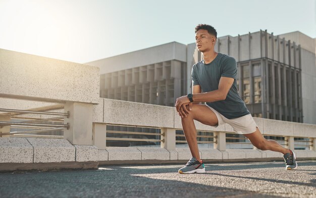 Fitnessübungen und Stretching in der Stadt vor dem Lauftraining Motivation und sportlicher Lebensstil Trainieren Sie Läufer auf der Stadtstraße und dehnen Sie sich vor einem Outdoor-Cardio für einen gesunden Körper und eine gesunde Denkweise