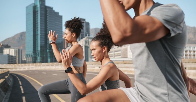 Fitnessübungen und Stretching mit Freunden in der Stadt zum Training oder Training Sportgesundheit oder Wellness mit Freundinnen und Männern, die Aufwärmen und Training für Gesundheit oder Wellness in der Stadt ausüben