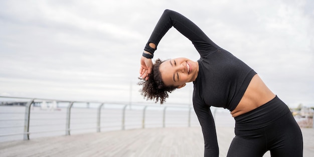 Fitnesszeit, die eine Sportlerin läuft und ein aktives Training auf der Straße macht