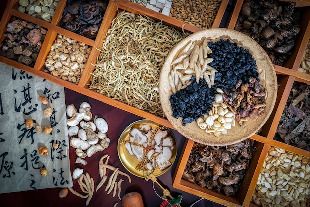 Fitoterapia chinesa e chá de flores em madeira