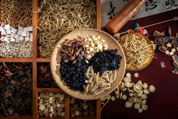 Fitoterapia chinesa e chá de flores em madeira