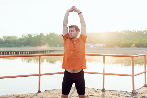 Fitter Athlet, der sich vor dem Joggen aufwärmt