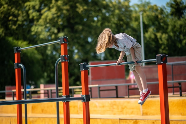 Fitter Junge, der im Freien eine Krafttrainingsübung durchführt