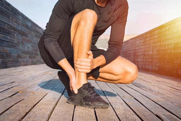 Fitter Läufer mit Knöchelschmerzen oder Achillessehnenverletzung Unfall mit Verstauchung des Knöchels