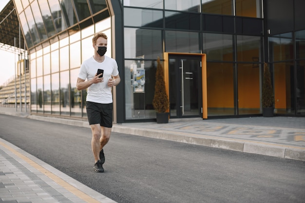 Fitter Mann beim Joggen im Freien