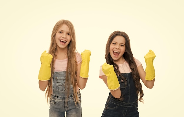 Fizemos esta tarefa doméstica meninas adoráveis felizes sorrindo em luvas de borracha domésticas crianças pequenas usando luvas para atividades domésticas ajudantes domésticas