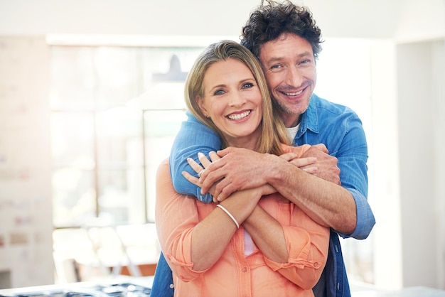 Fizemos nosso casamento feliz Retrato de um casal maduro feliz compartilhando um momento carinhoso em casa