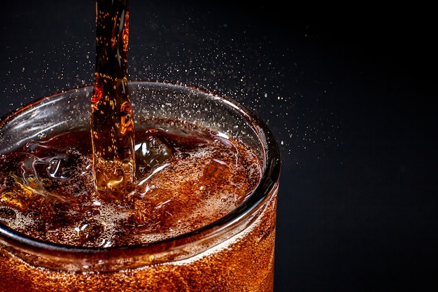 Fizz espumante cola água refrescante borbulhante soda pop com cubos de gelo. cola de refrigerante gelada carbonatada líquido fresco e fresco gelado em um copo. refrescante e sacie o conceito de sede.